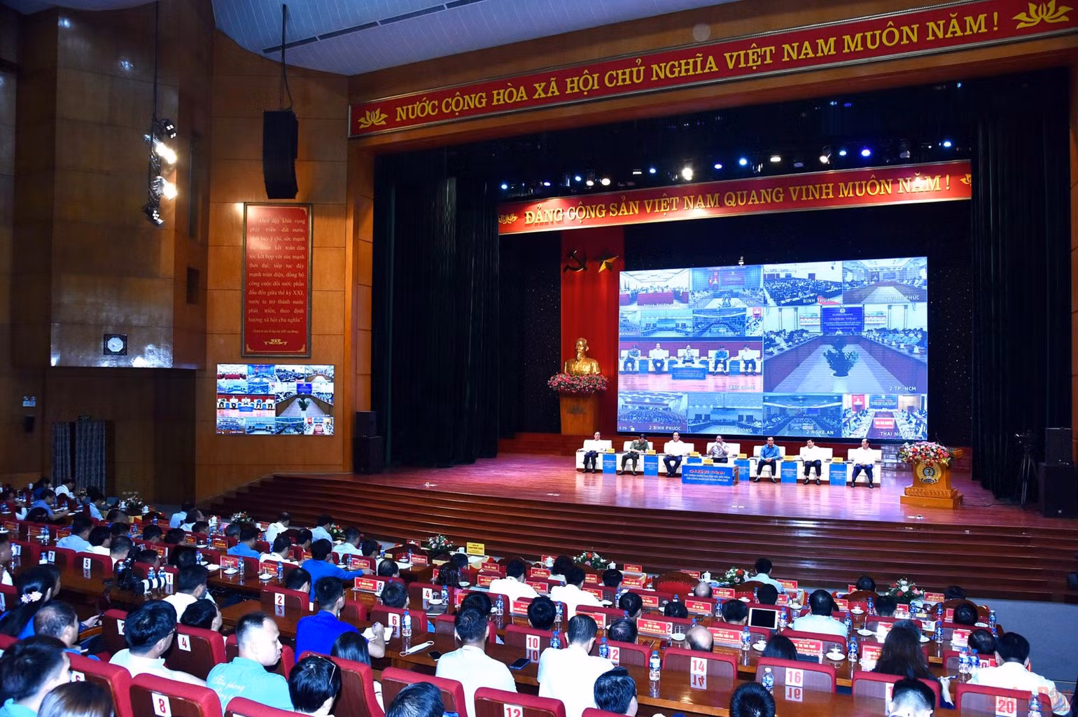Thủ tướng Chính phủ Phạm Minh Chính gặp gỡ đối thoại với công nhân lao động năm 2022 -0
