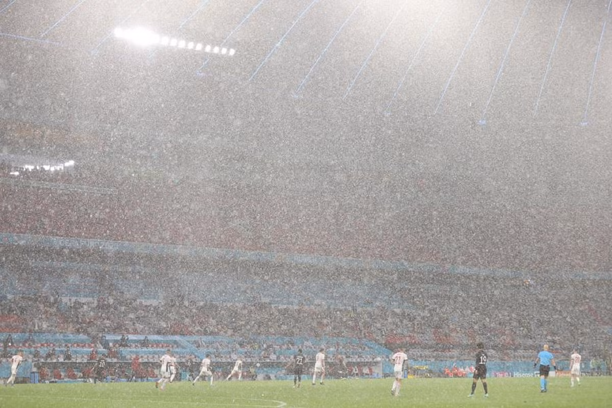 Những khoảnh khắc ấn tượng trên sân cỏ Euro 2020 -0