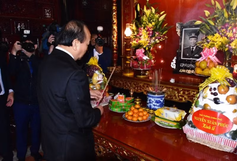 Thủ tướng Nguyễn Xuân Phúc dâng hương kỷ niệm 100 năm Ngày sinh Chủ tịch nước Lê Đức Anh -0
