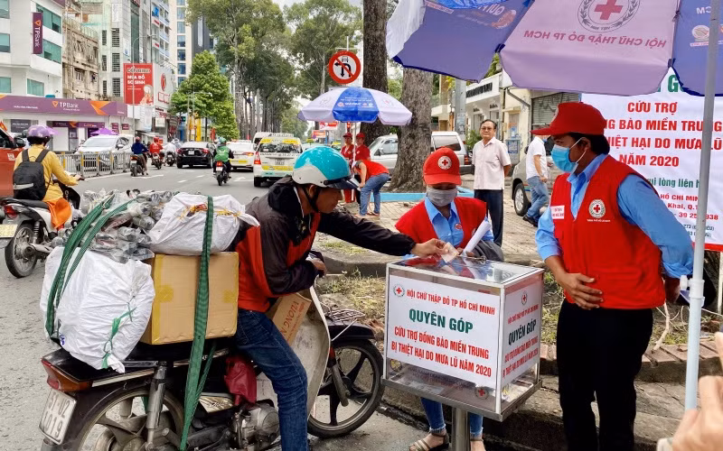 Hội Chữ thập đỏ TP Hồ Chí Minh quyên góp ủng hộ đồng bào miền trung -0