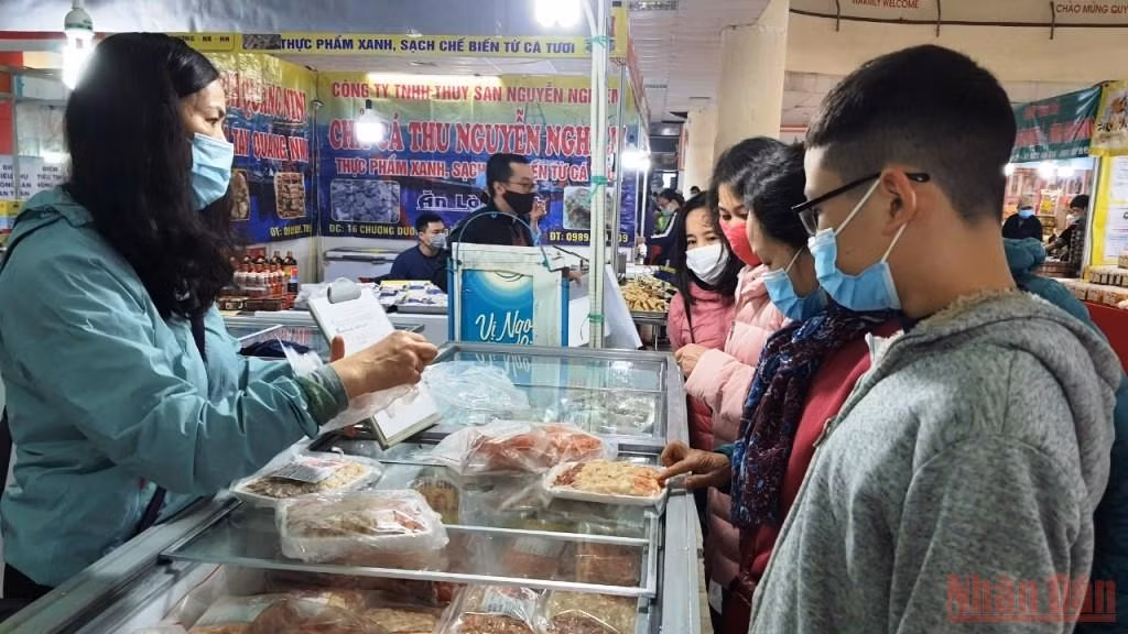 Nhiều đặc sản vùng miền phục vụ người dân Thủ đô dịp Tết Nhâm Dần -0