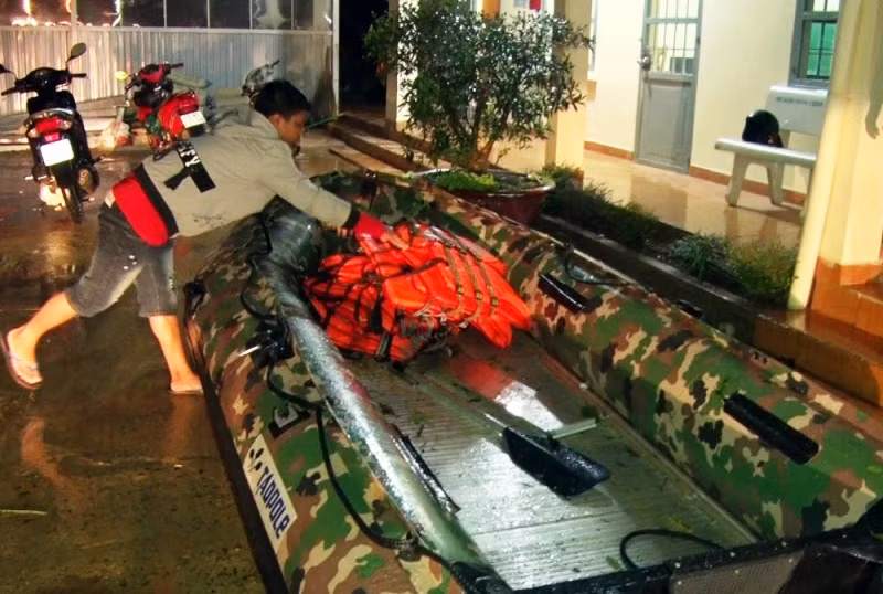 Cầu treo qua suối Klong Klanh bị lũ cuốn, khiến nhóm du khách gặp nạn -0