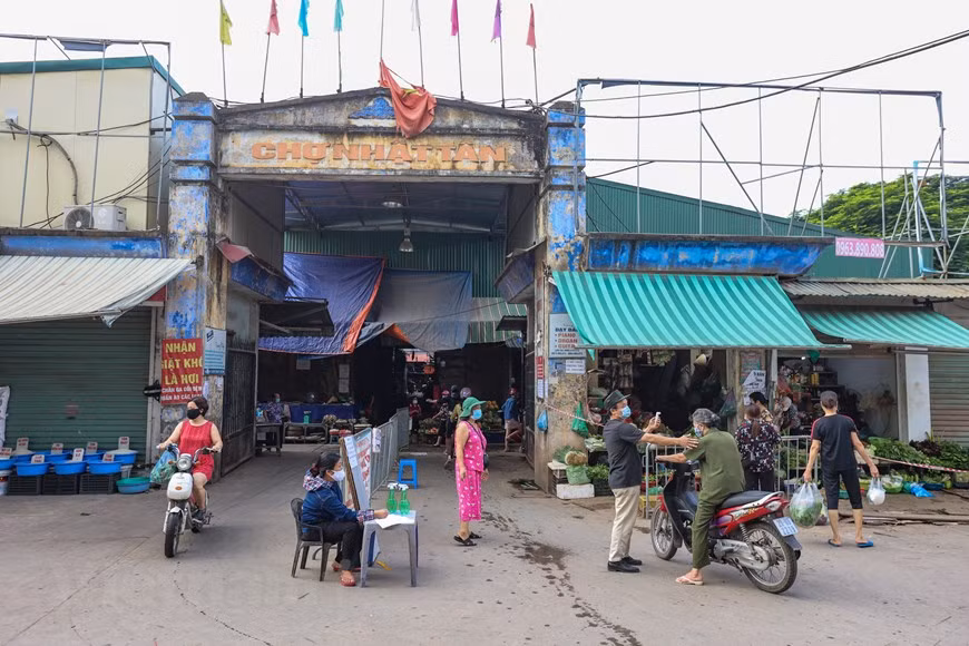 Người dân Thủ đô xếp hàng dùng thẻ để đi chợ thời Covid-19 -0