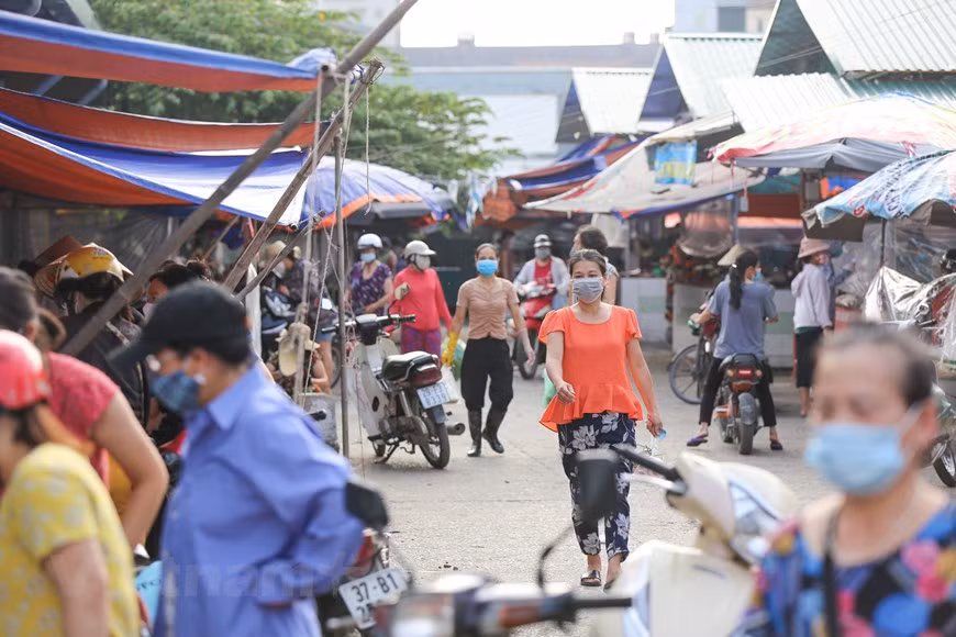 Người dân Thủ đô xếp hàng dùng thẻ để đi chợ thời Covid-19 -0