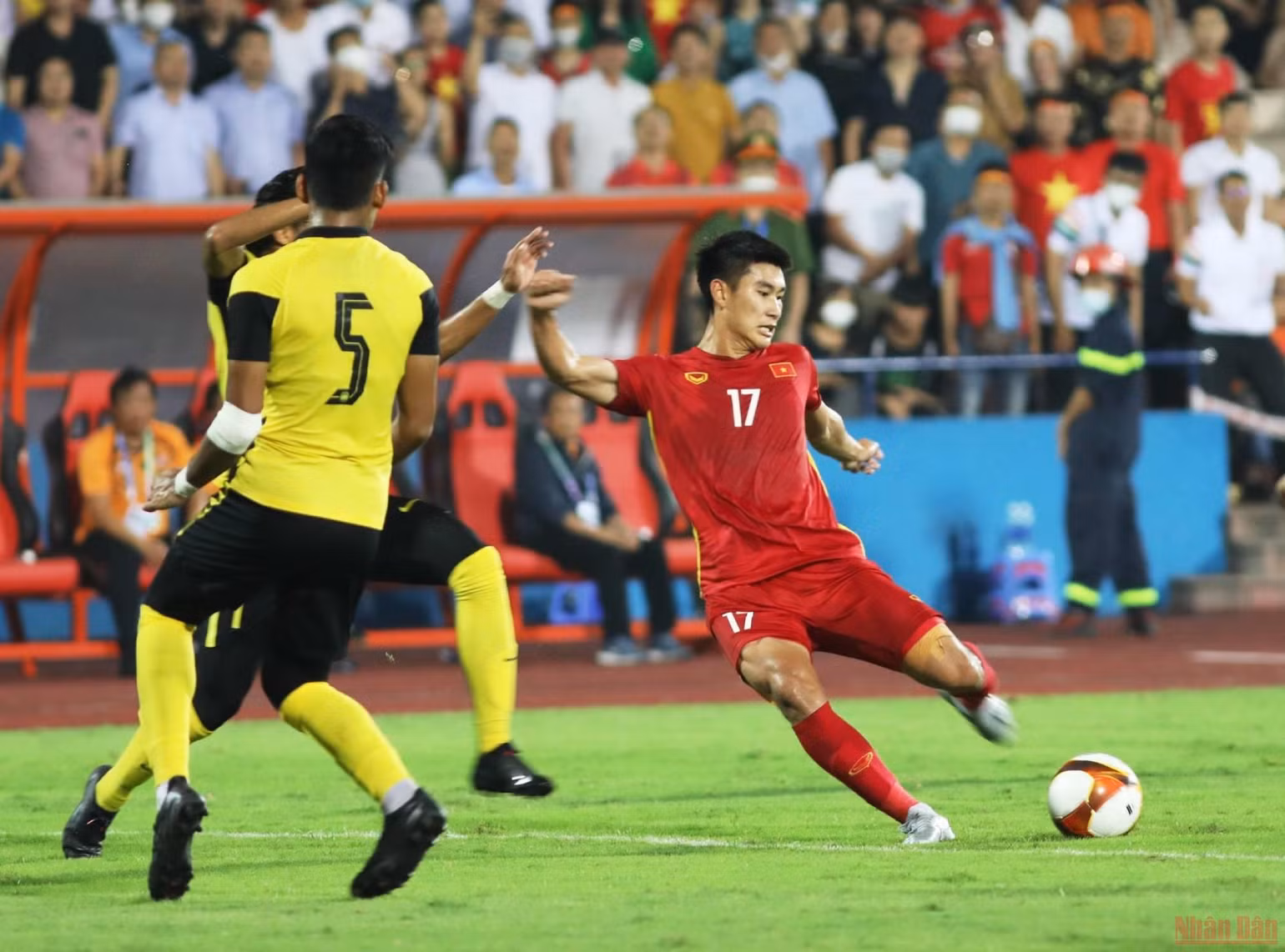 Các cầu thủ Việt Nam khó khăn tìm đường vào khung thành đối phương -1