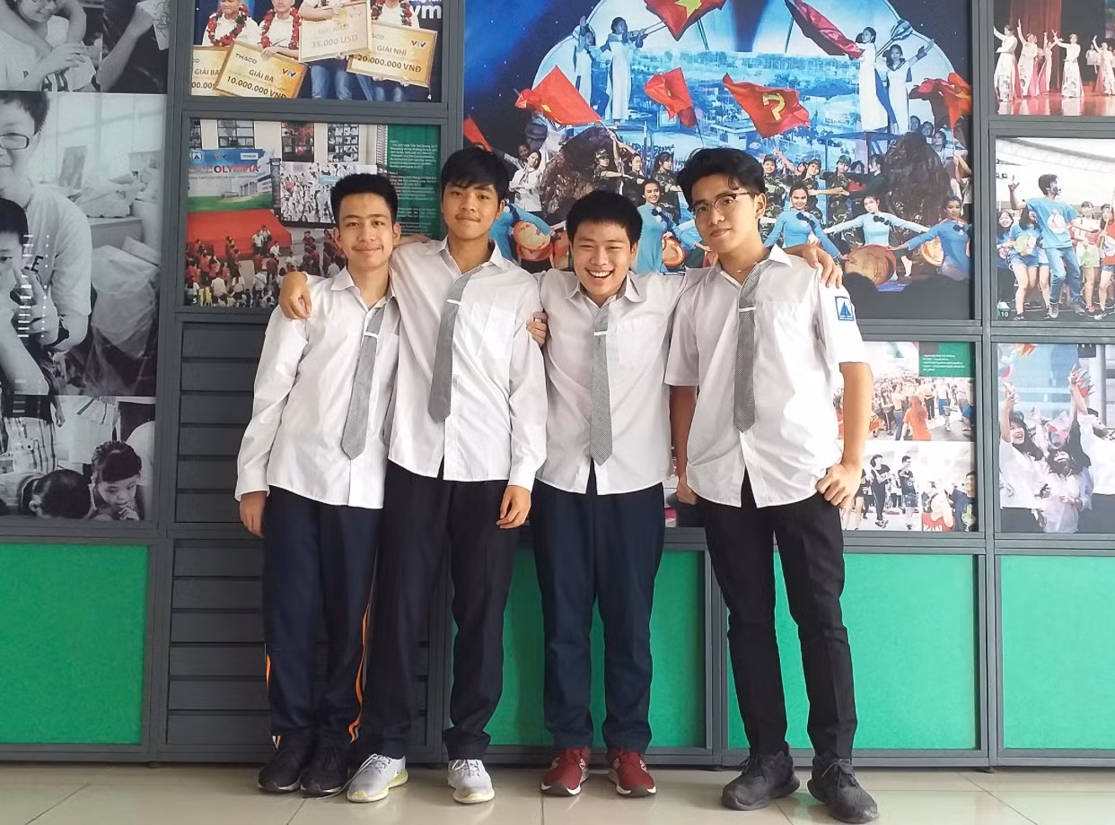 Lần đầu tiên một học sinh trường chuyên Hà Nội-Amsterdam được kết nạp Đảng -0