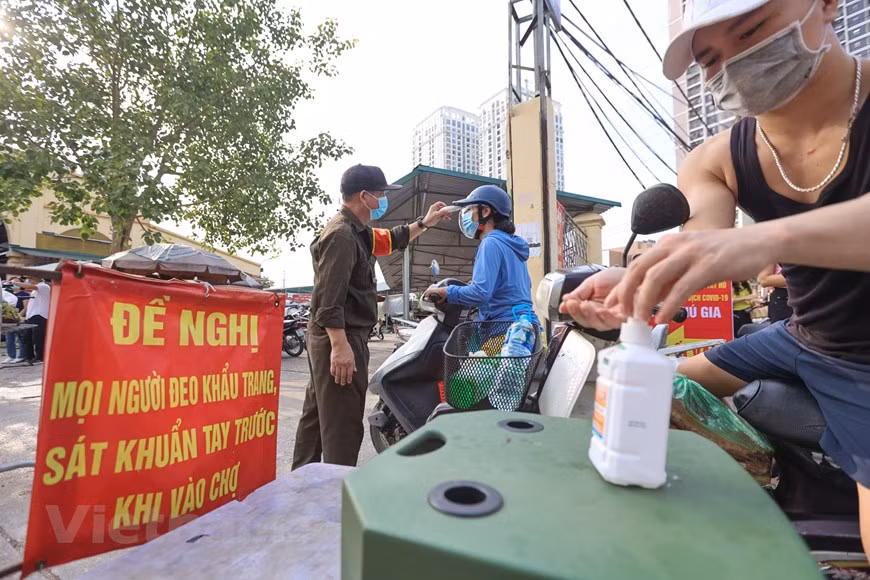 Người dân Thủ đô xếp hàng dùng thẻ để đi chợ thời Covid-19 -0