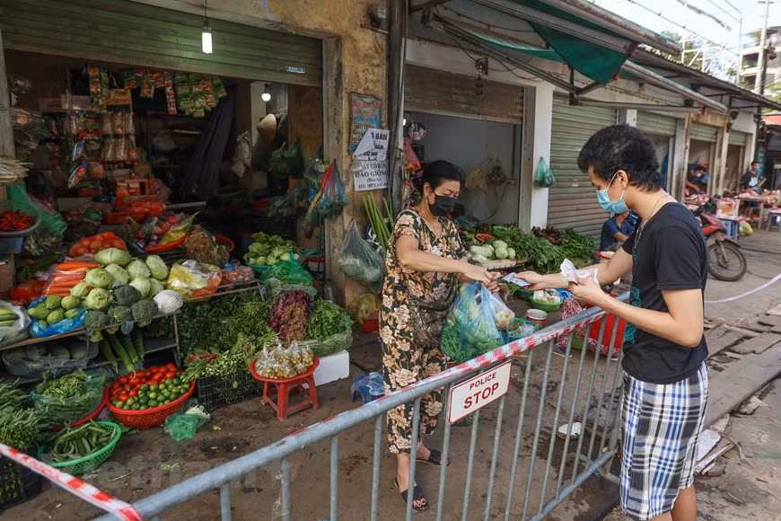 Người dân Thủ đô xếp hàng dùng thẻ để đi chợ thời Covid-19 -0
