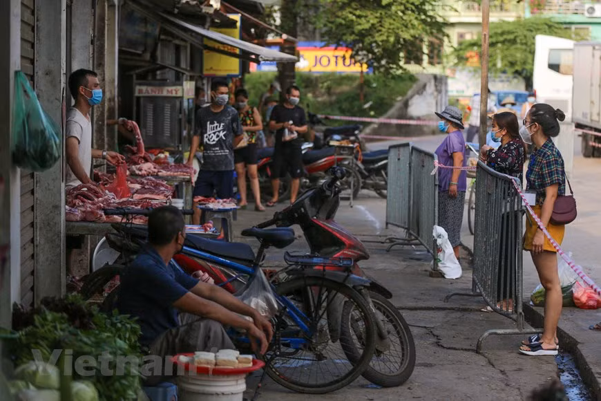Người dân Thủ đô xếp hàng dùng thẻ để đi chợ thời Covid-19 -0
