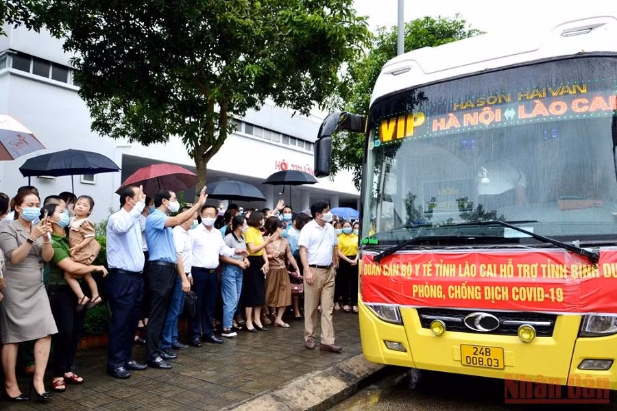 Đoàn 50 bác sĩ, nhân viên y tế Lào Cai vào Bình Dương chống dịch Covid-19 -0