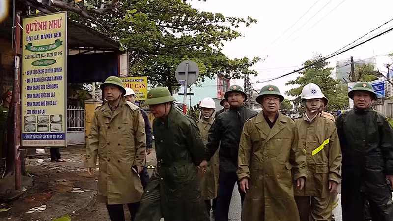 Ưu tiên bảo vệ tính mạng của người dân, tích cực tìm kiếm 26 thuyền viên mất tích -0