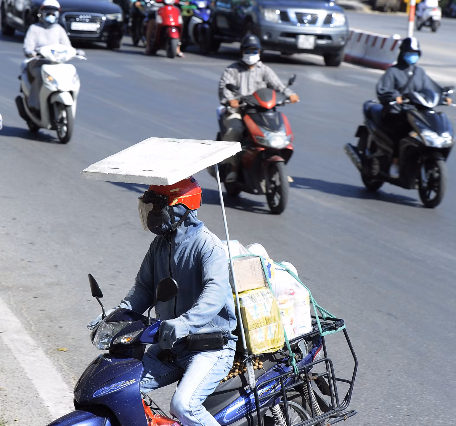 Người dân Hà Nội vất vả mưu sinh dưới trời nóng 40 độ C -0
