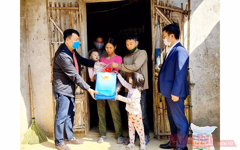 Báo Nhân Dân phối hợp tặng quà Tết cho các nhân chất độc da cam, hộ nghèo -0
