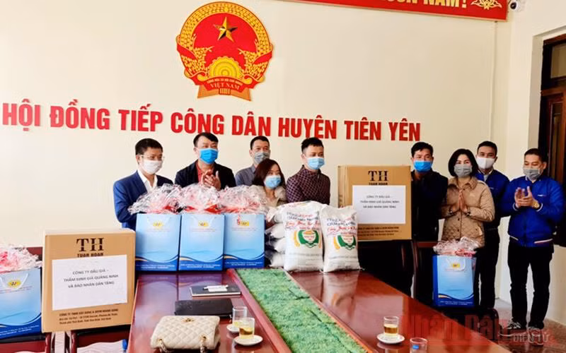 Báo Nhân Dân phối hợp tặng quà Tết cho các nhân chất độc da cam, hộ nghèo -0