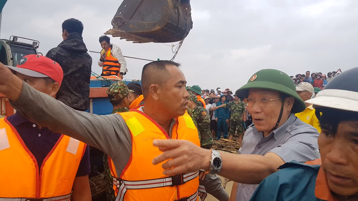 Dốc sức cứu hàng chục người mắc kẹt trên tàu bị chìm ở biển Quảng Trị -0