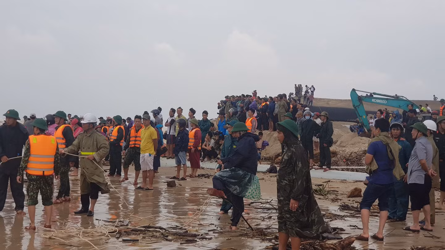 Sáng nay tiếp tục cứu tám thuyền viên trên tàu Vietship 01 -0