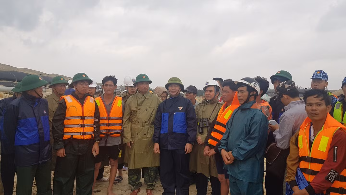 Sáng 10-10: Tiếp tục cứu hộ tàu Vietship 01 -0