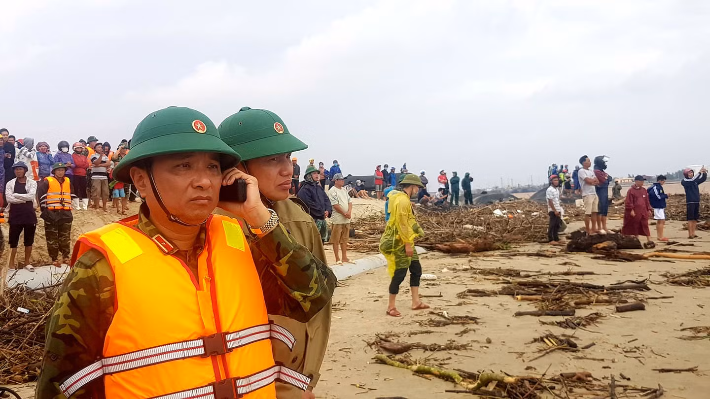 Sáng nay, tiếp tục cứu tám thuyền viên trên tàu Vietship 01 -0