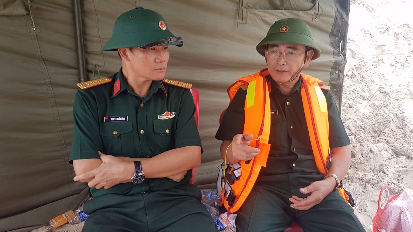 Dốc sức cứu hàng chục người mắc kẹt trên tàu bị chìm ở biển Quảng Trị -0