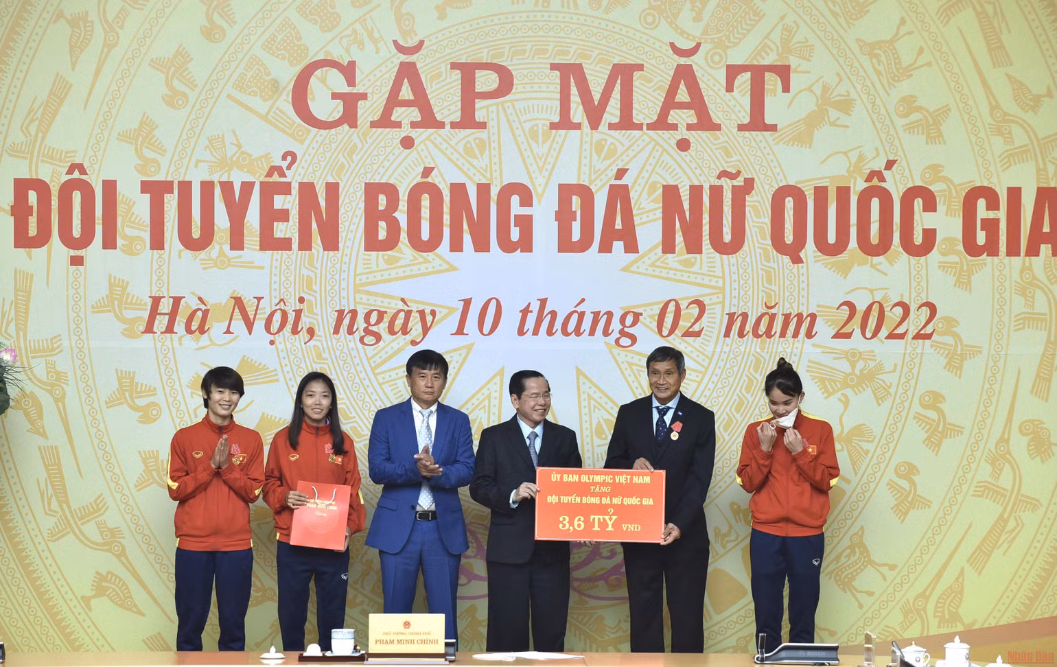 Thủ tướng Chính phủ gặp mặt Đội tuyển bóng đá nữ quốc gia -0