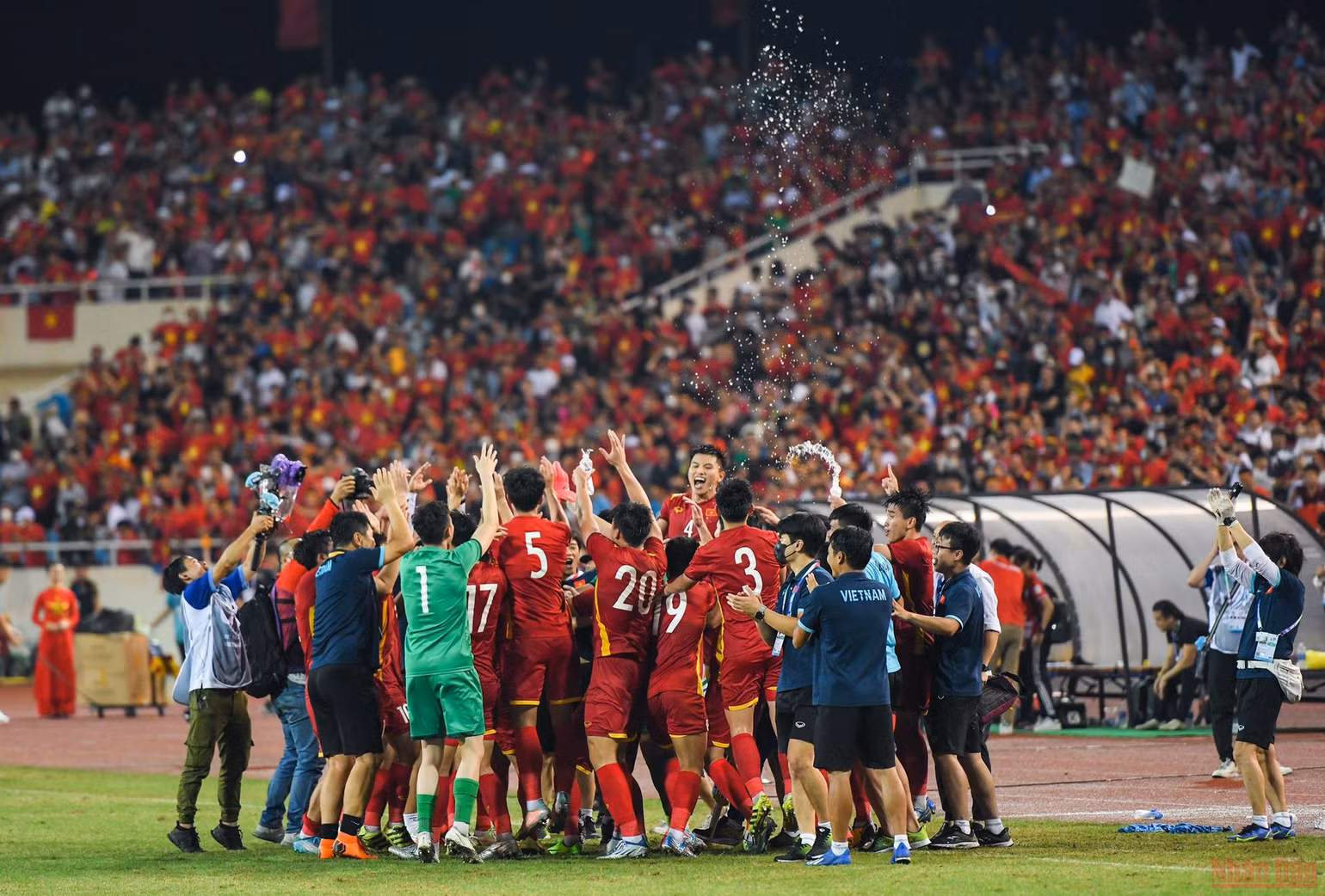 Khoảnh khắc tuyệt vời tại lễ trao Huy chương Vàng bóng đá nam SEA Games 31 -0