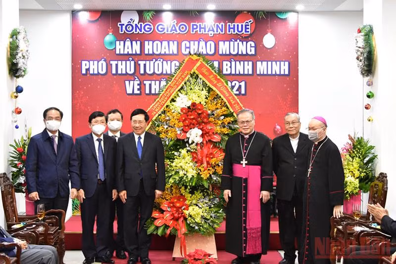 Phó Thủ tướng Phạm Bình Minh chúc mừng lễ Giáng sinh Tổng Giám mục Tổng Giáo phận Huế -0