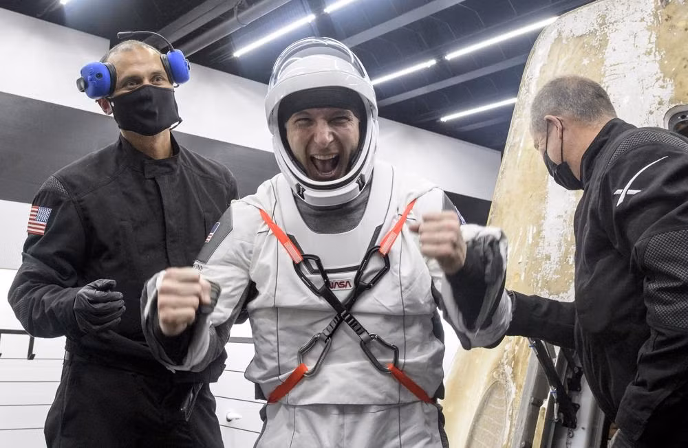 SpaceX đưa bốn phi hành gia trở về Trái đất trong đêm -0