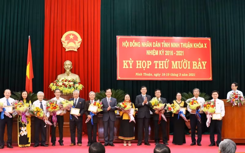 Thông qua 30 nghị quyết quan trọng, tạo đột phá để phát triển kinh tế, xã hội -0