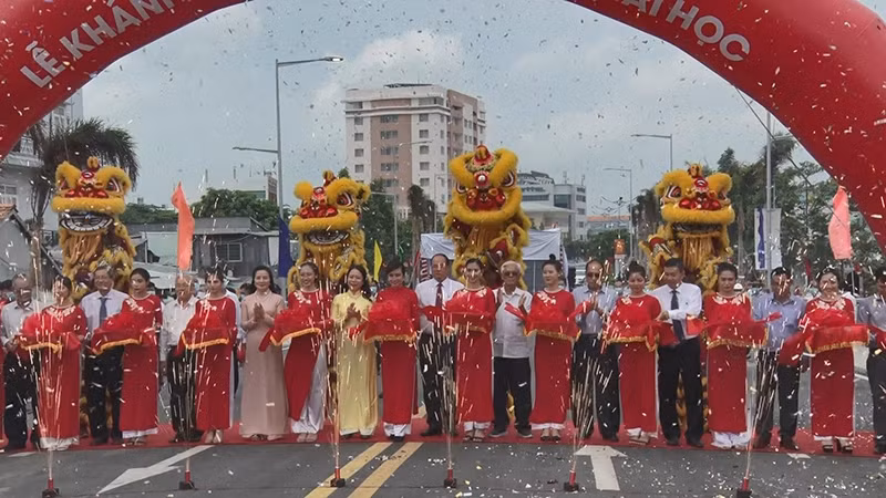 Phó Chủ tịch nước dự lễ trồng cây và khánh thành cầu Nguyễn Thái Học -0