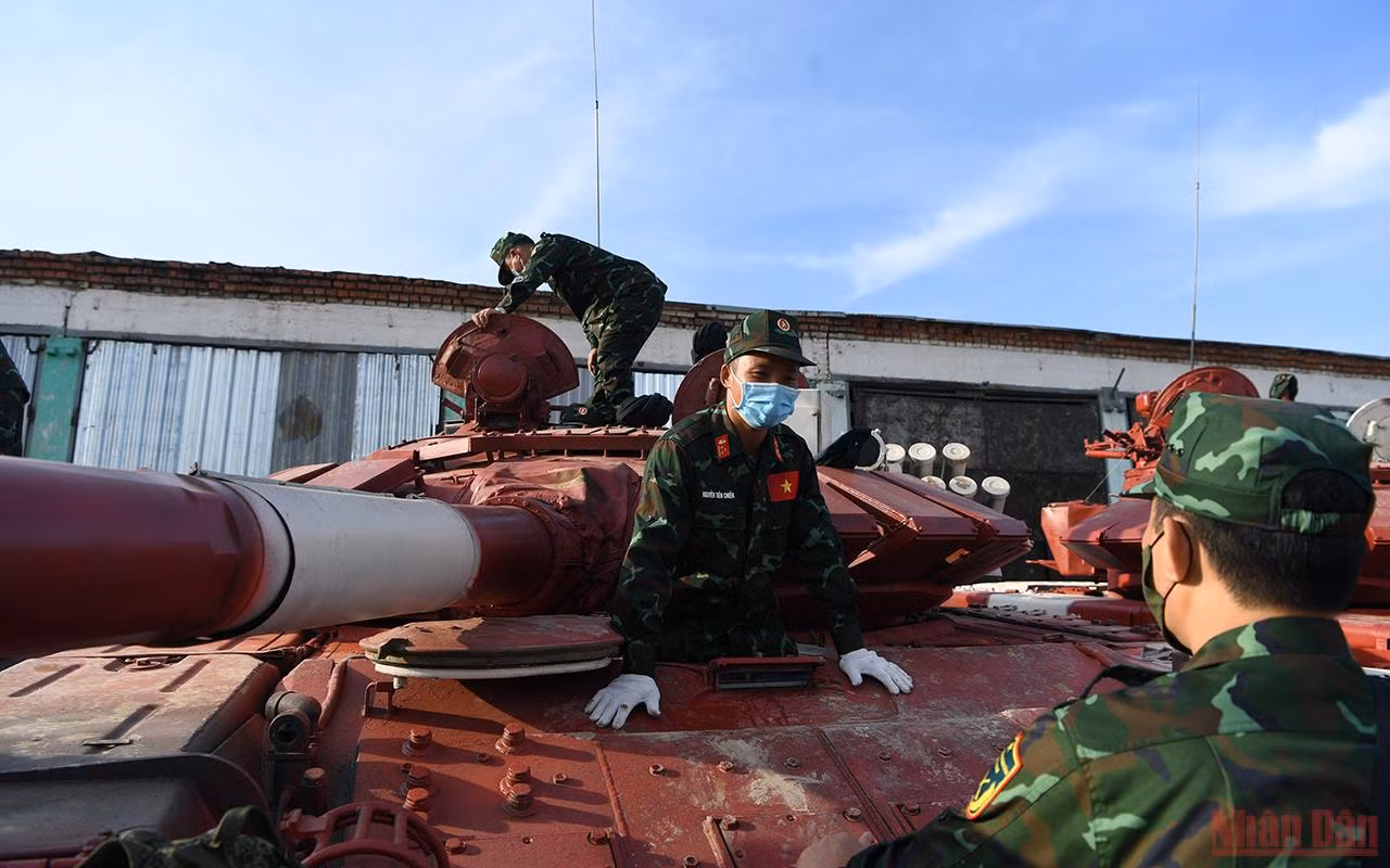 Cận cảnh 4 chiếc xe tăng màu đỏ của đội tuyển Việt Nam tại Army Games 2021 -0