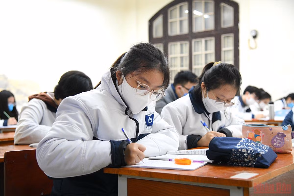  Học sinh từ khối lớp 7 tới 12 của thành phố Hà Nội chính thức trở lại trường học trực tiếp -0