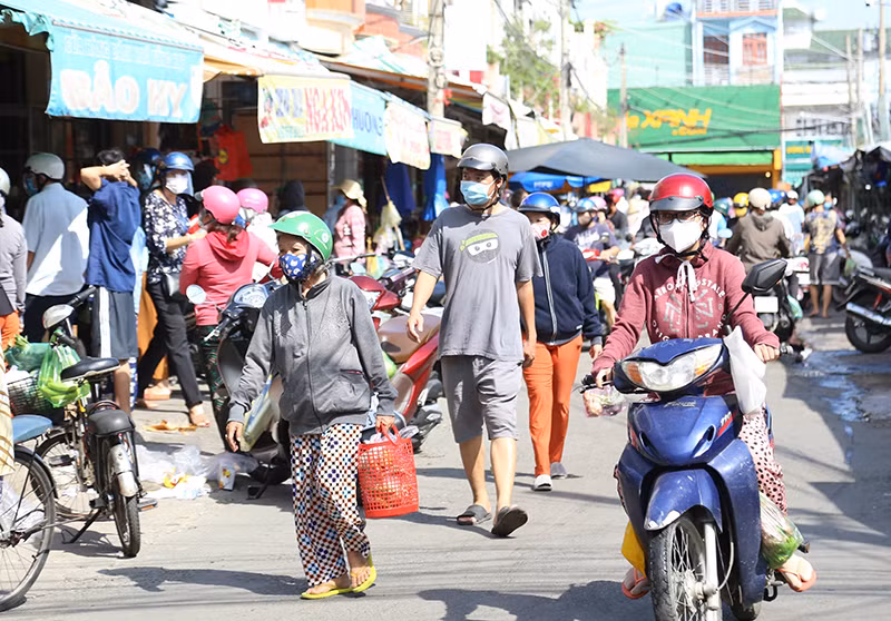 Trước giờ phong tỏa, người dân ùn ùn đi mua hàng hóa -0