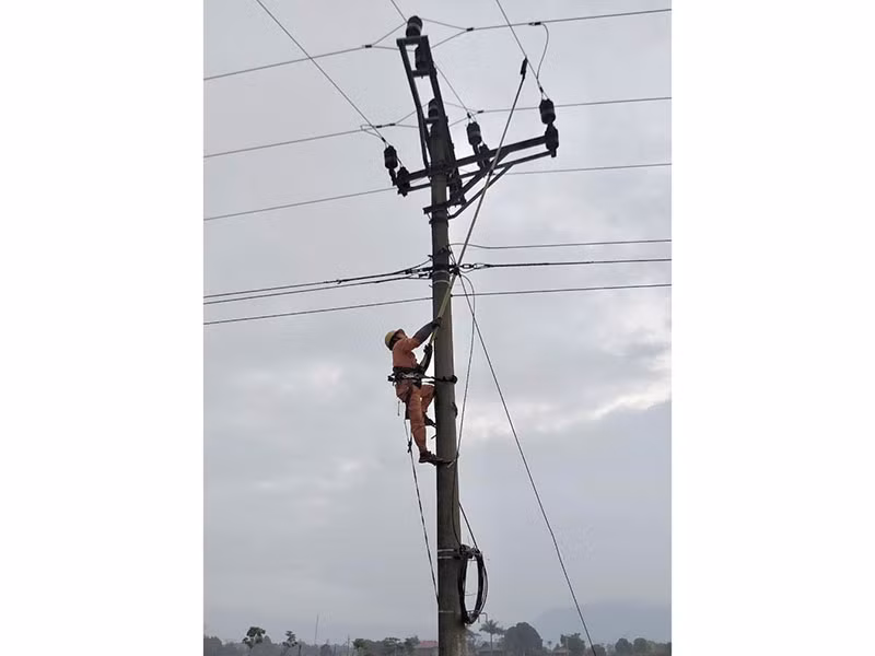 Nâng cấp hệ thống điện cho đồng bào dân tộc ở Hòa Bình -0
