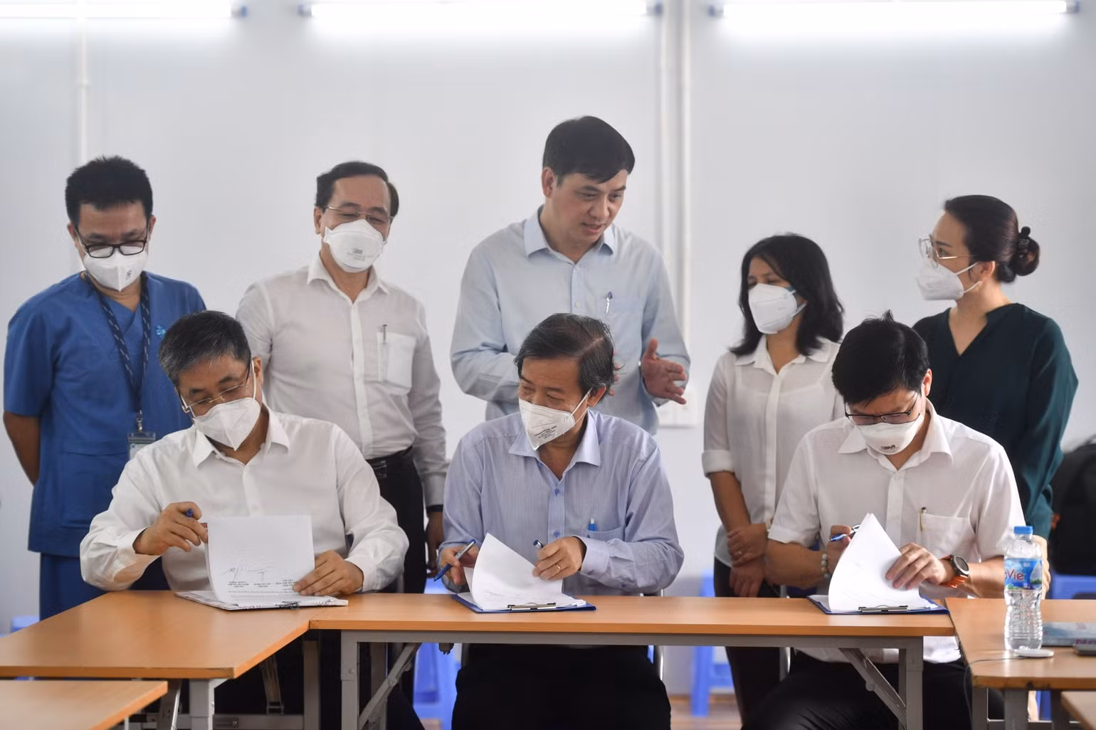 Cuộc bàn giao lịch sử của tuyến đầu điều trị Covid-19 -0