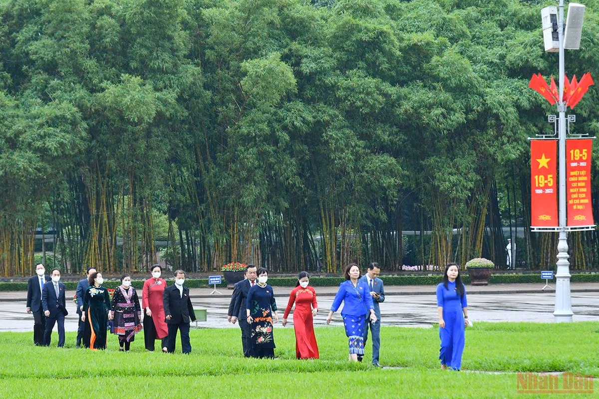 Các đại biểu Quốc hội vào Lăng viếng Chủ tịch Hồ Chí Minh -0
