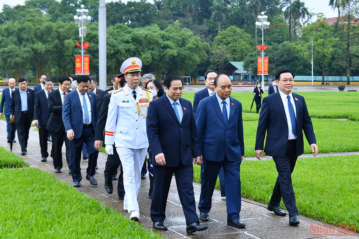 Các đại biểu Quốc hội vào Lăng viếng Chủ tịch Hồ Chí Minh -0