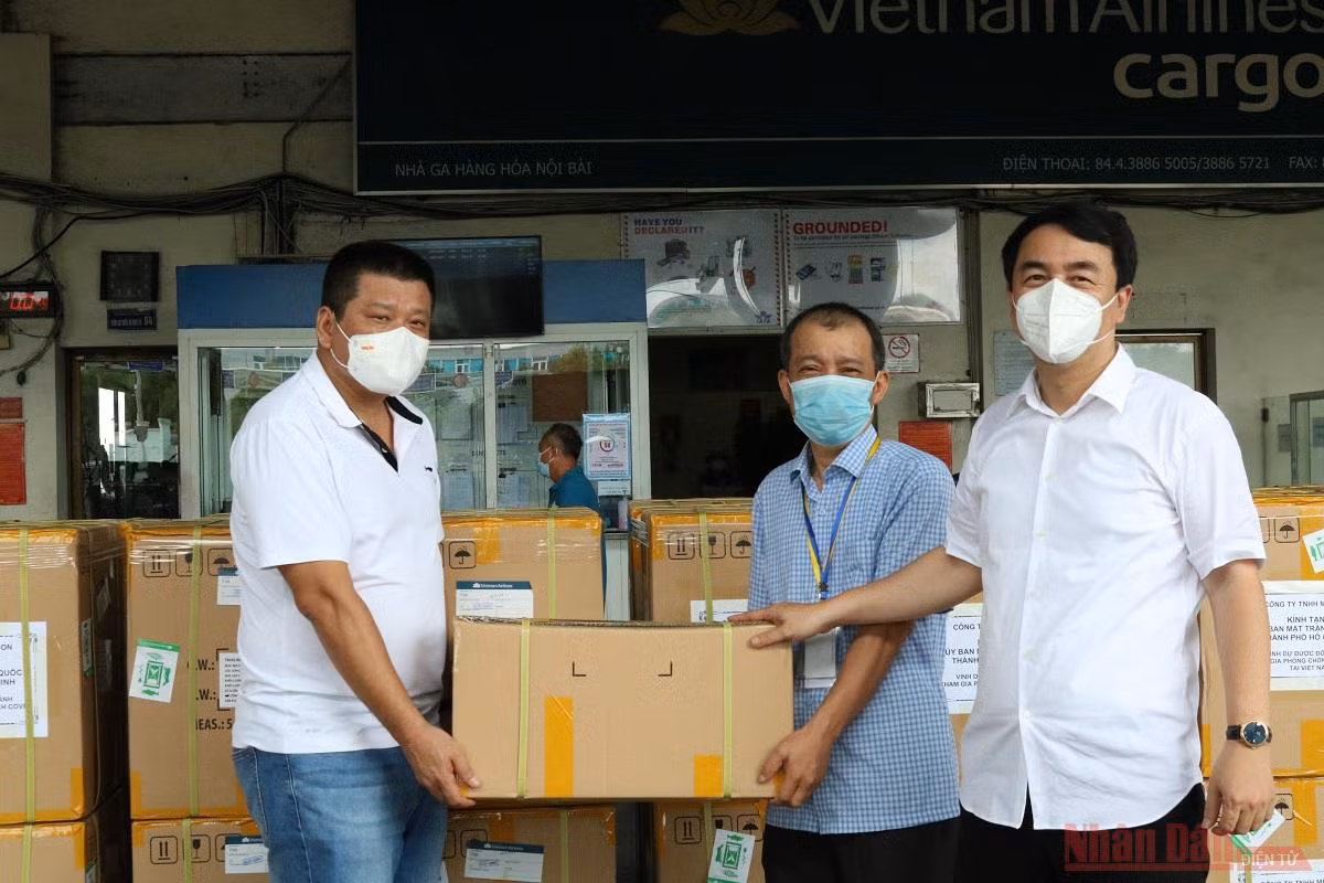 Công ty Medicon trao tặng 100.000 bộ kit test nhanh kháng nguyên cho TP Hồ Chí Minh -0