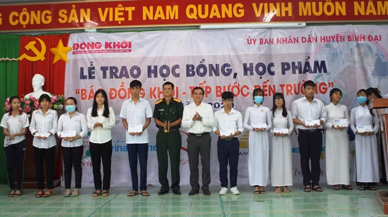 Trao 120 suất học bổng cho học sinh nghèo, hiếu học ở Bến Tre -0