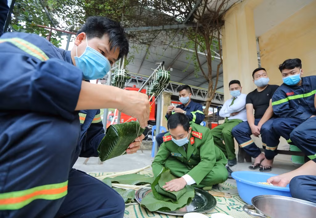 Bánh chưng của người lính cứu hỏa đón Tết xa nhà -0