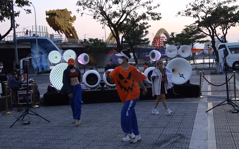 Giới trẻ Đà Nẵng cháy hết mình với chương trình nhạc điện tử độc đáo “Danang - The City Of Future” -0