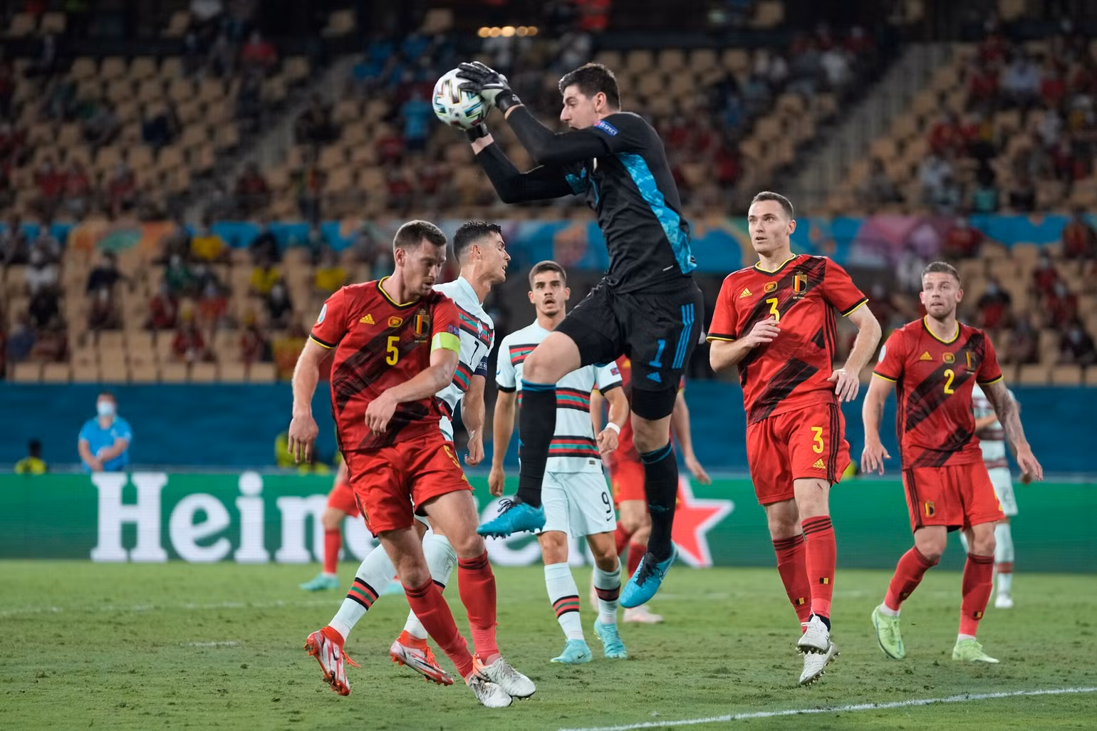 Cận cảnh Bỉ vào tứ kết Euro 2020, Bồ Đào Nha sớm thành cựu vương -0