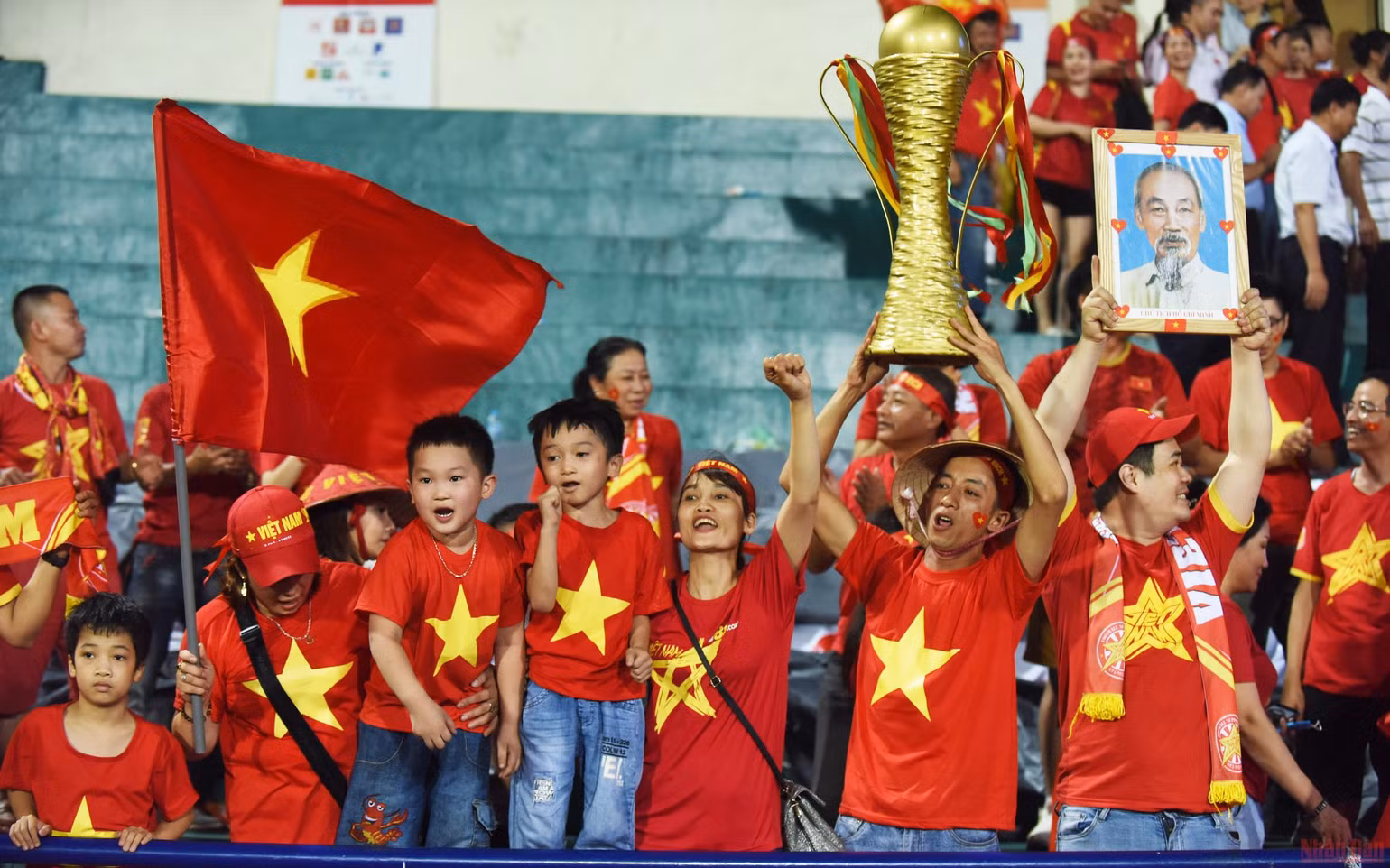 Cổ động viên Việt Nam vui mừng chiến thắng của đội tuyển U23 Việt Nam -0
