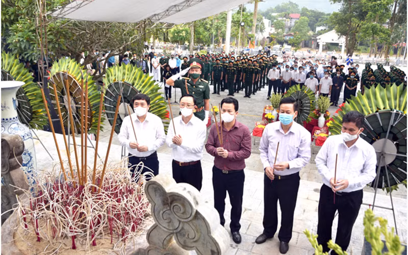 Các đại biểu thắp hương tại Nghĩa trang. Sống bám đá đánh giặc, chết hóa đá bất tử -0