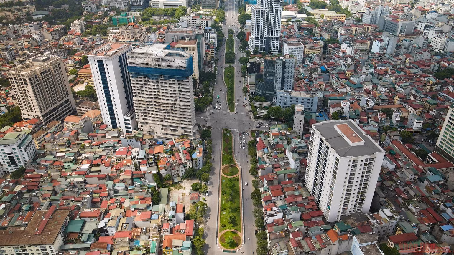 Cận cảnh đường Văn Cao - Liễu Giai trước khi thu hẹp dải phân cách mở rộng làn xe -0