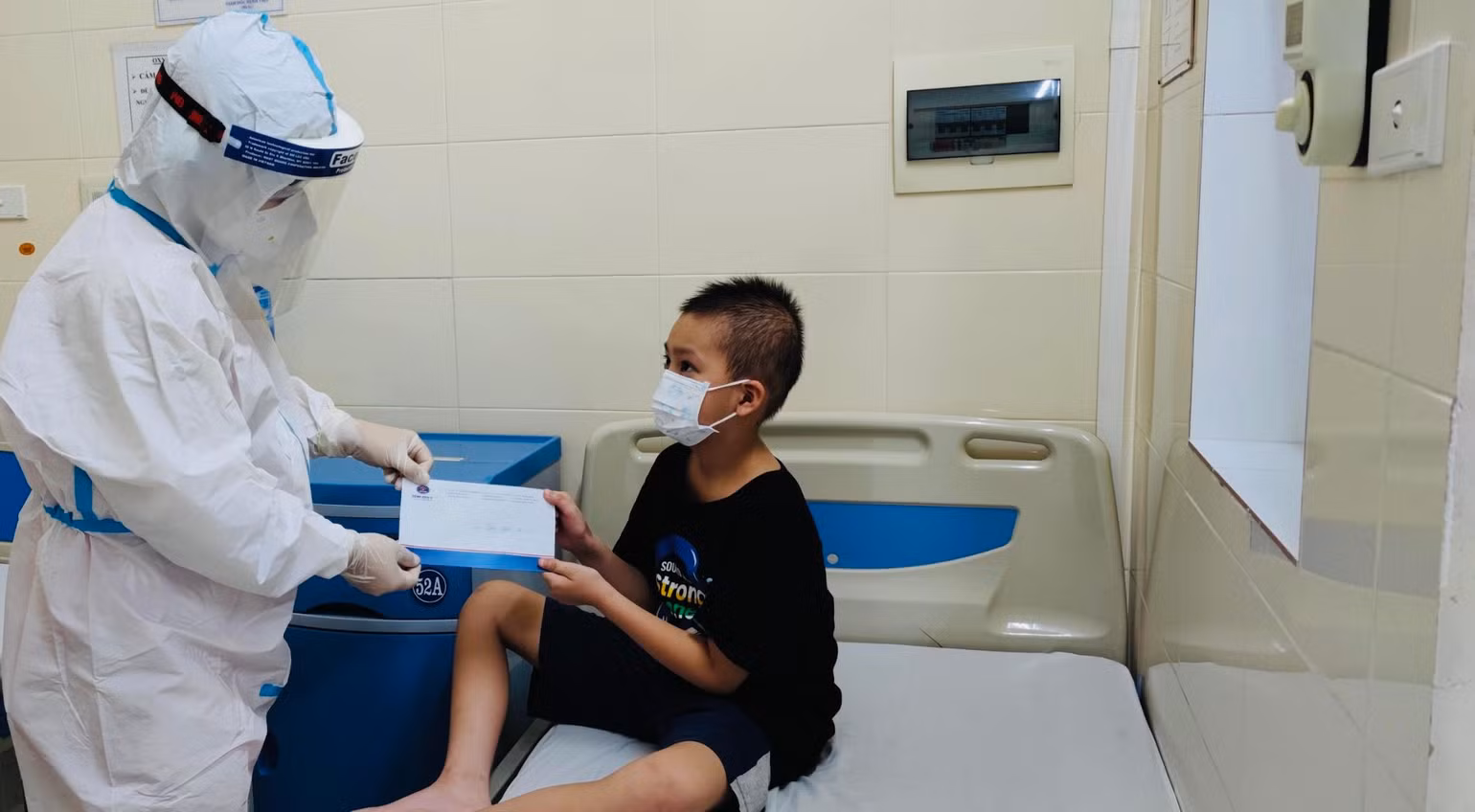 Tết thiếu nhi của trẻ trong khu cách ly điều trị -0
