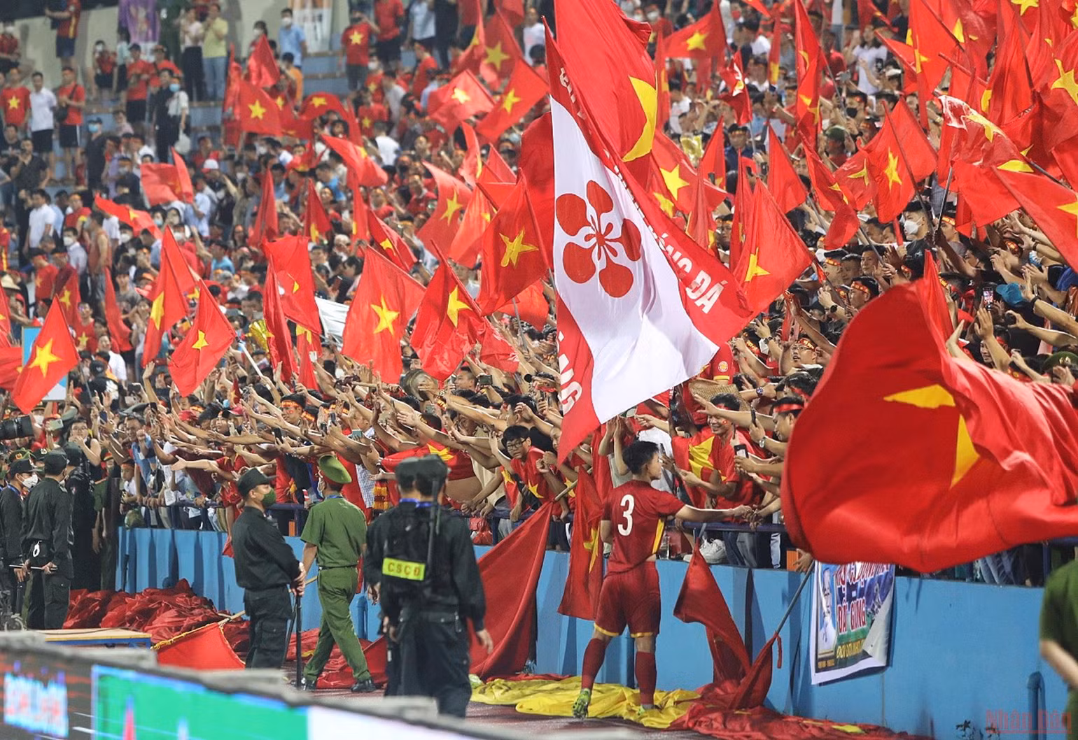 Cổ động viên Việt Nam vui mừng chiến thắng của đội tuyển U23 Việt Nam -0