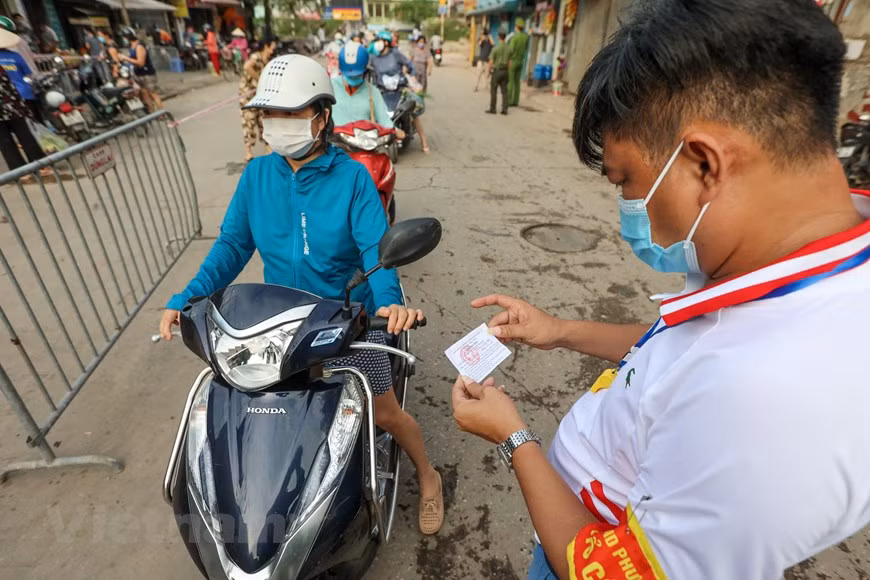 Người dân Thủ đô xếp hàng dùng thẻ để đi chợ thời Covid-19 -0
