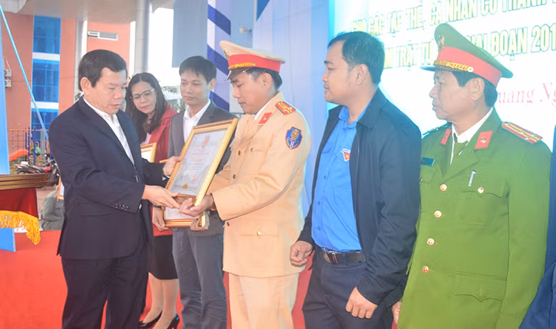 Quảng Ngãi ra quân hưởng ứng Năm an toàn giao thông 2021 -0