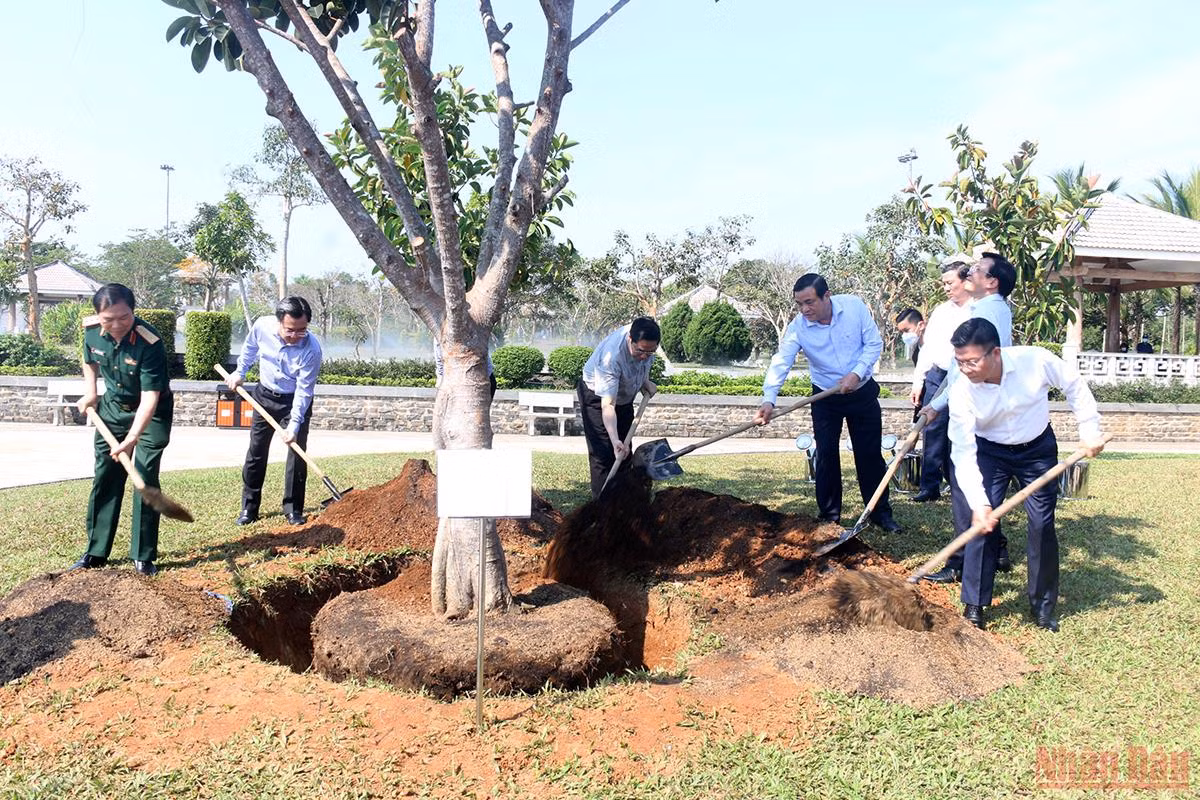 Thủ tướng Phạm Minh Chính dâng hương tri ân các anh hùng liệt sĩ và Mẹ Việt Nam anh hùng -0