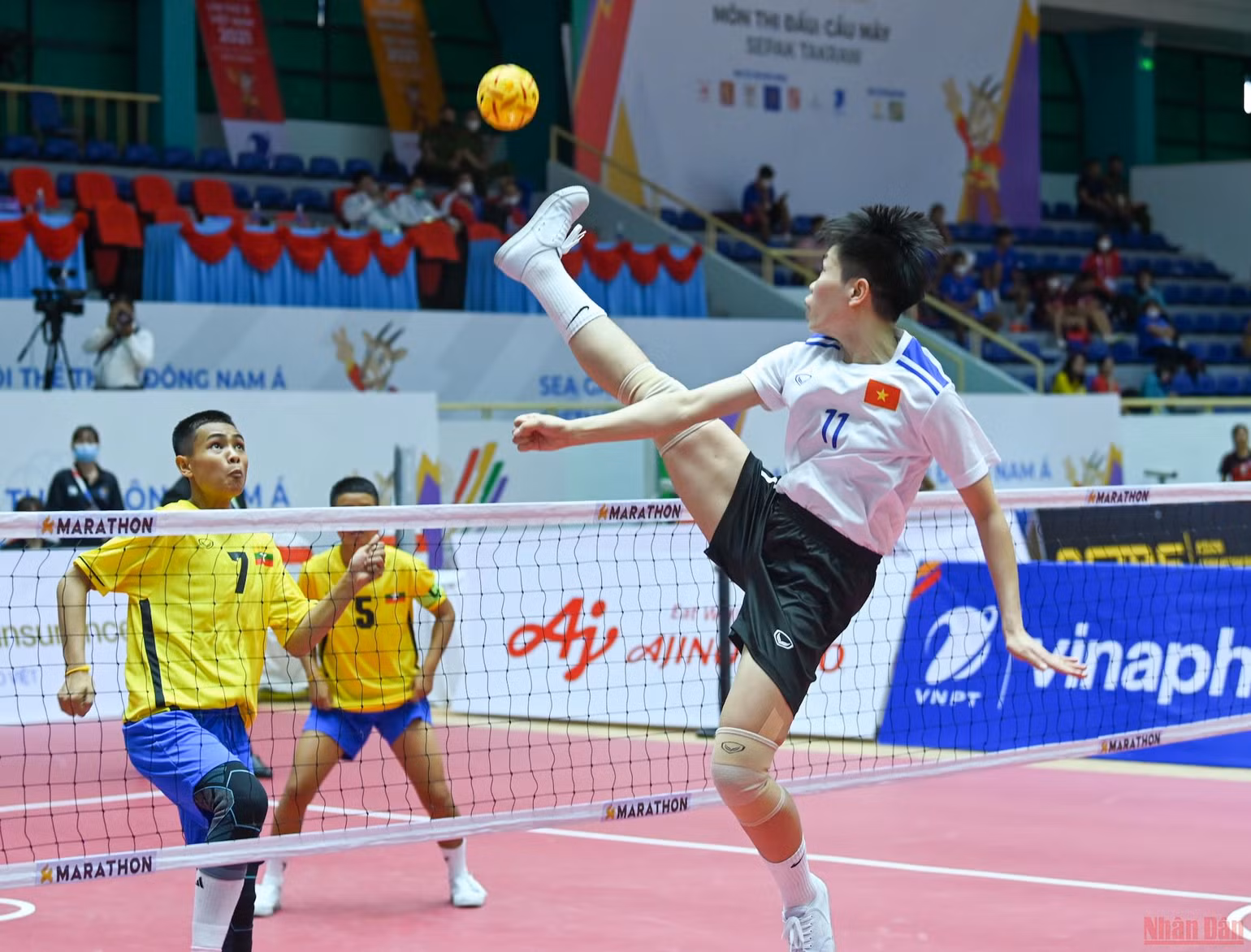 Vận động viên cầu mây phô diễn kỹ thuật tại đấu trường SEA Games 31 -0